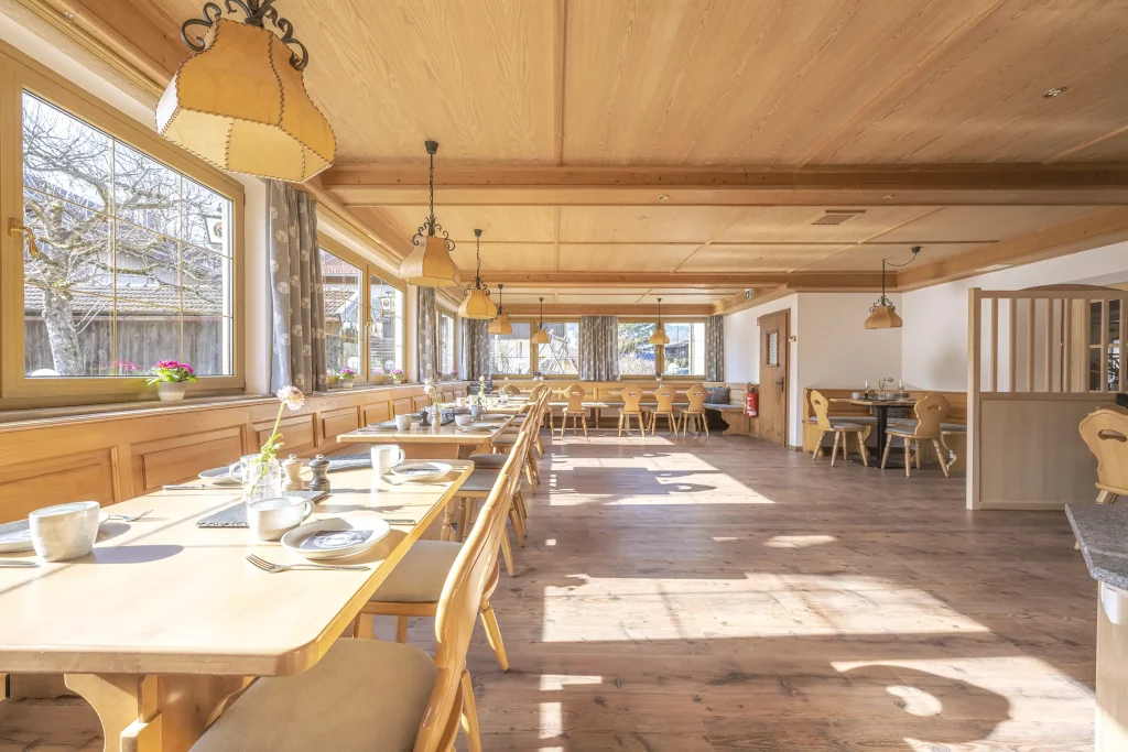 Bergmoment Lenggries Pension Fruehstueckscafe Gedeckter Saal